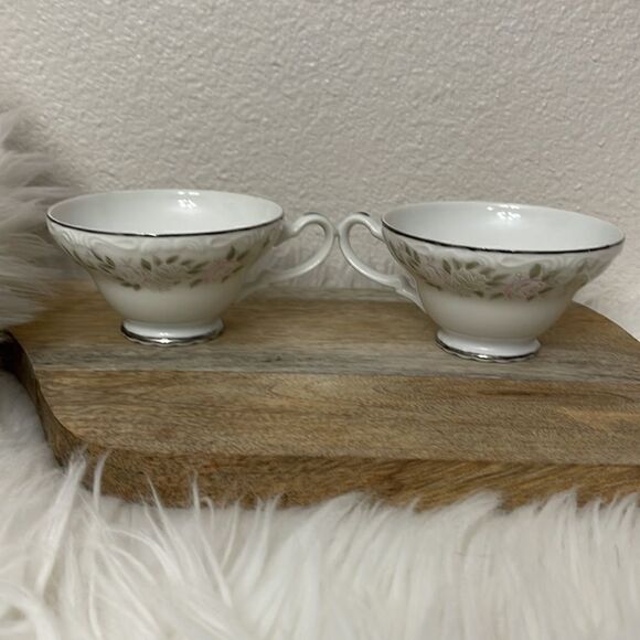 Vintage Sheffield Fine China 2 Tea Cups Classic 501 Pattern - Picture 4 of 7